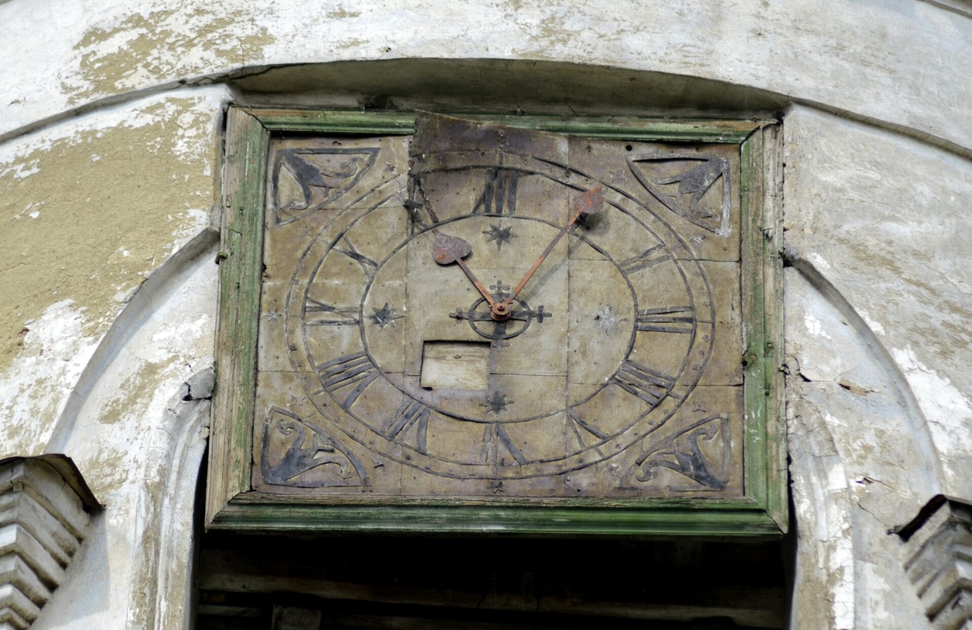 Старинные часы на Никольском храме в селе Быньги