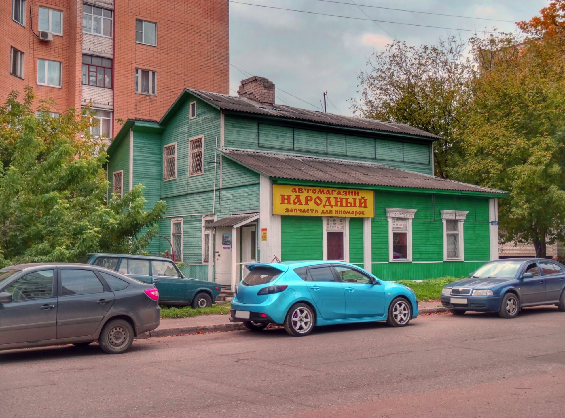 Здание автомагазина в историческом районе Красная Слобода Твери