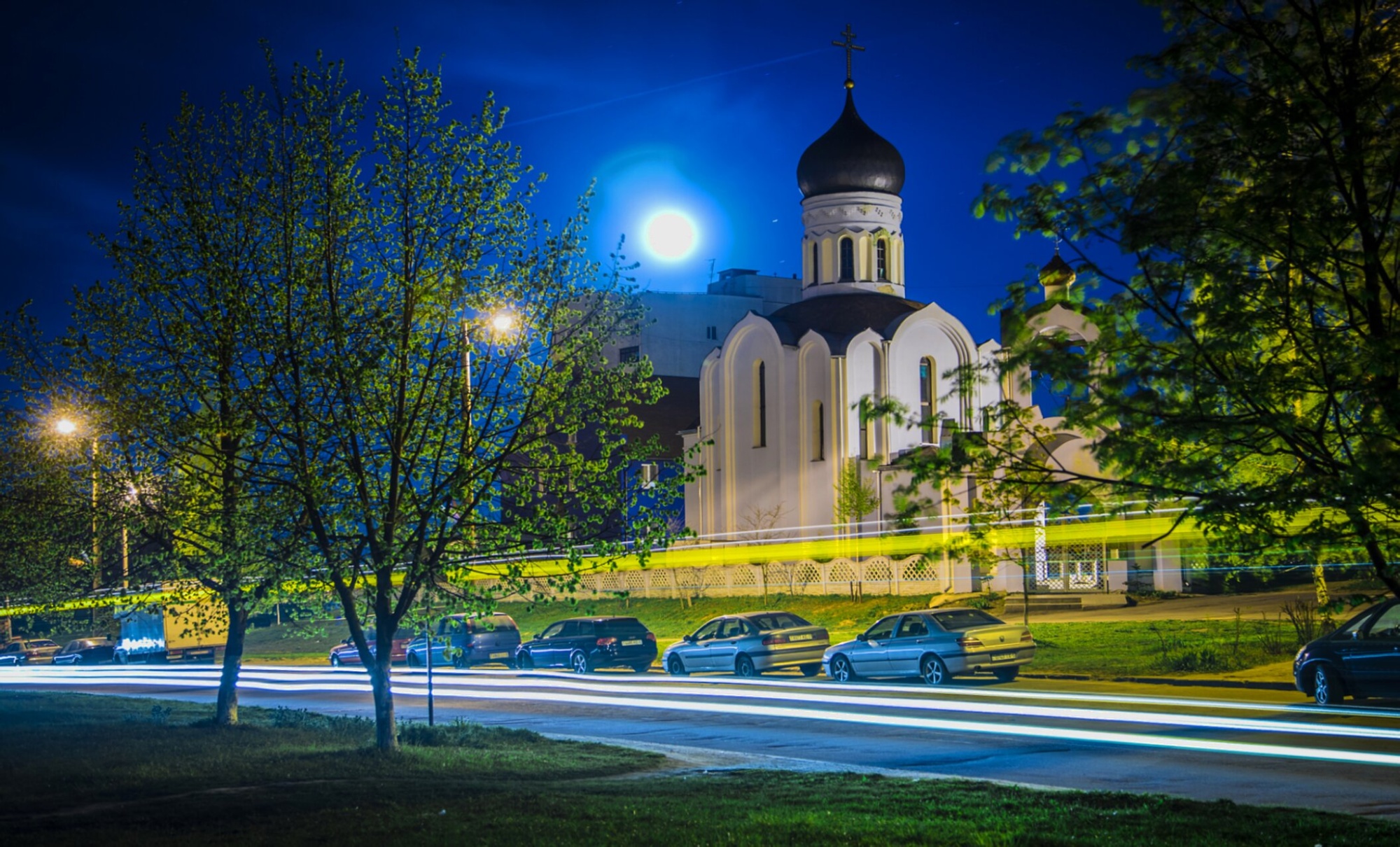 Храм Сошествия Святого Духа в Гатово: история в ночном свете