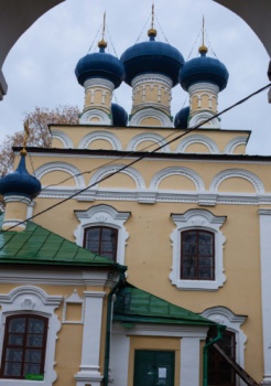 Успенская церковь в Никола-Рожке — вид через арочный проём