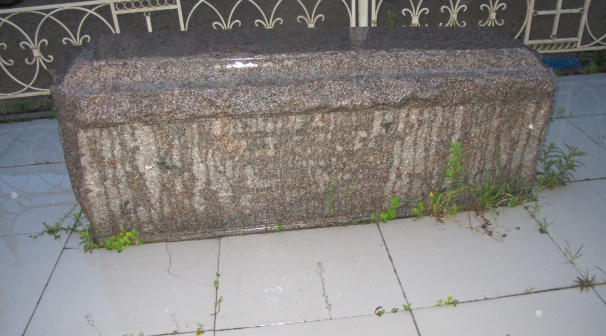 Каменная гробница в мужском Лаврентьевом монастыре города Калуги