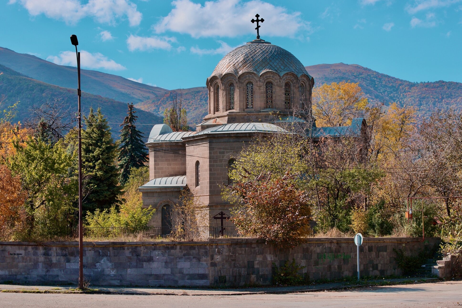 Церковь Рождества Пресвятой Богородицы в Ванадзоре: архитектура в осеннем обрамлении