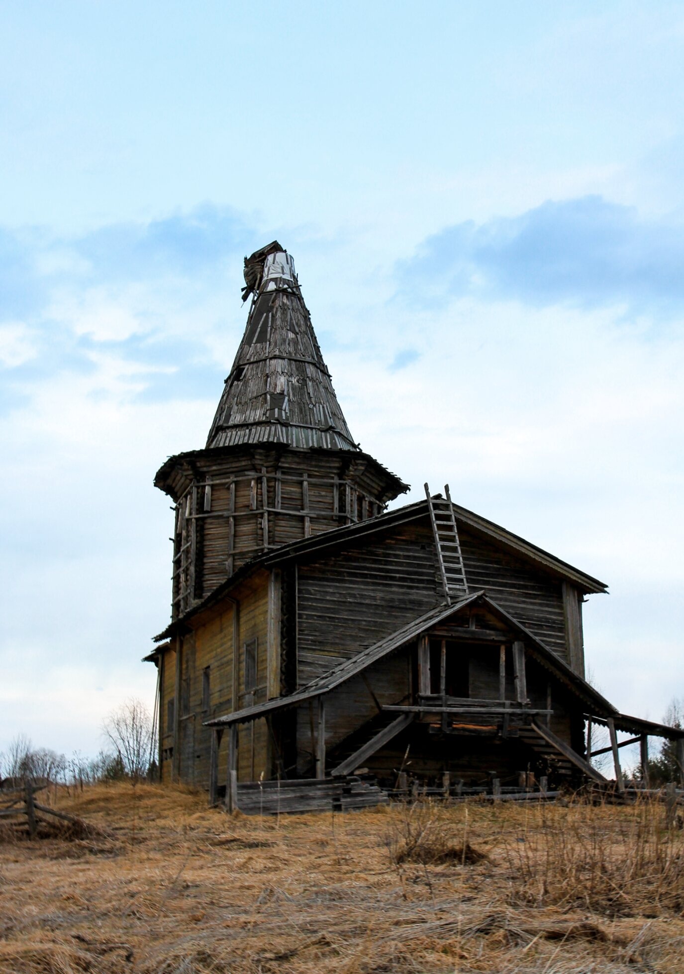 Покровская церковь в Усть-Ваеньге - памятник деревянной архитектуры