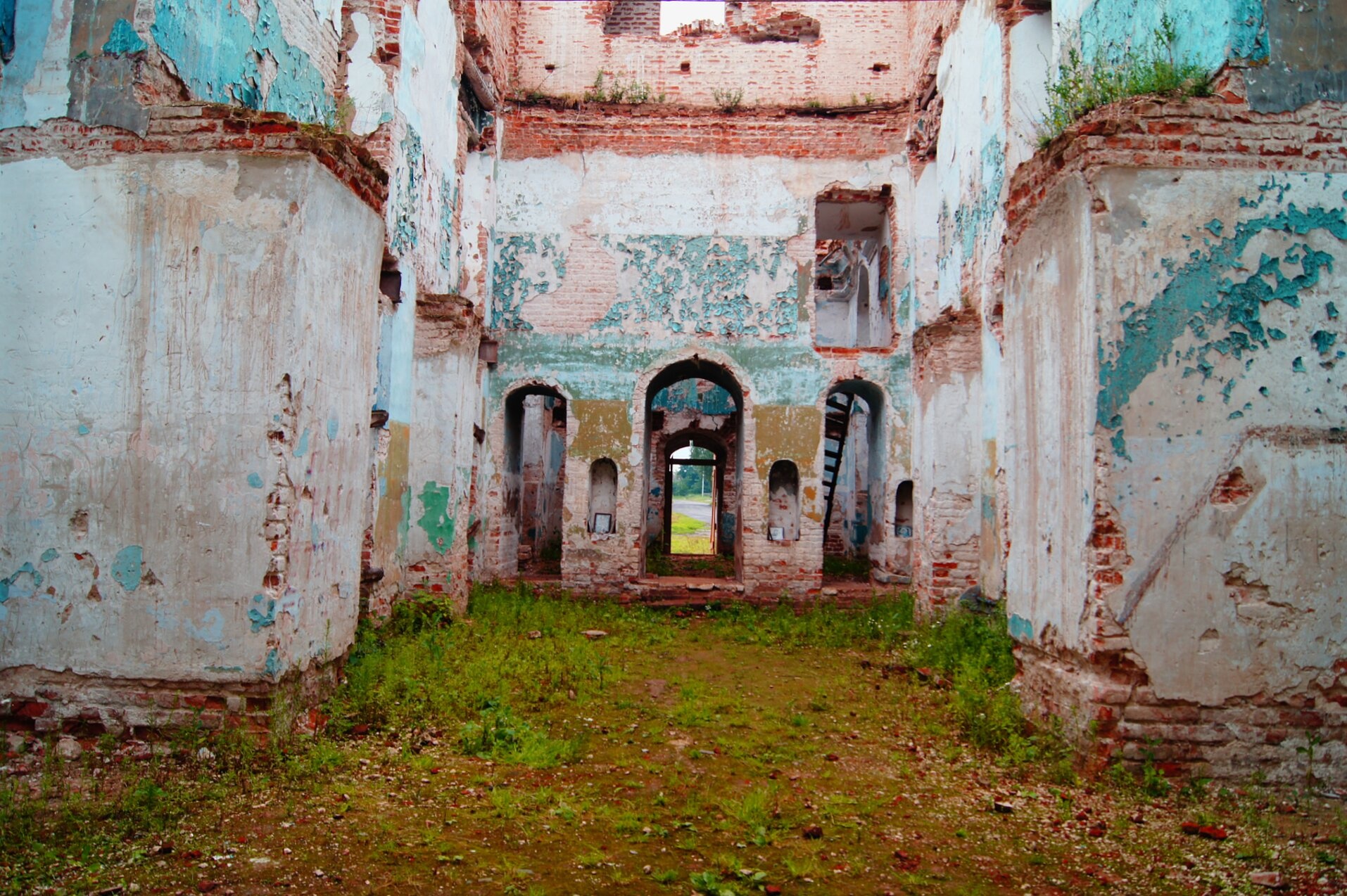 Руины Спасо-Преображенской церкви в селе Хотылёво