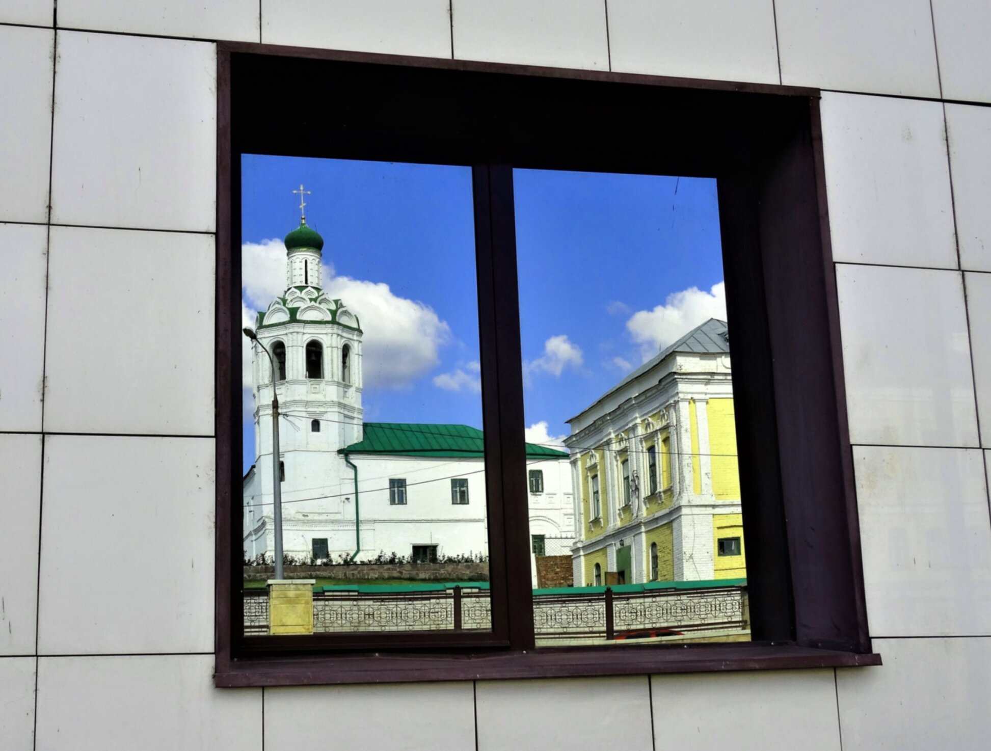 Введенская церковь Казанского Иоанно-Предтеченского монастыря — отражение в окне