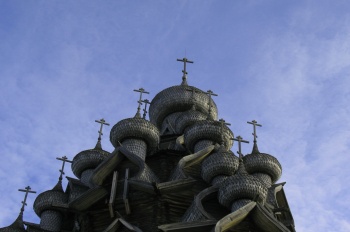 Преображенская церковь на острове Кижи: памятник в лесах