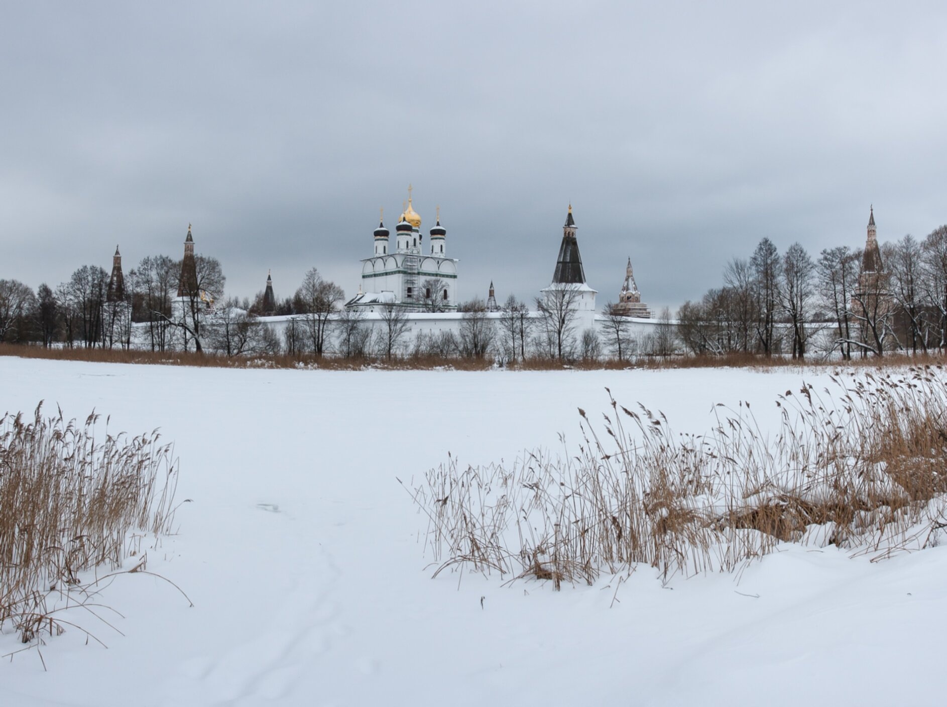 Иосифо-Волоцкий ставропигиальный мужской монастырь в зимнем убранстве