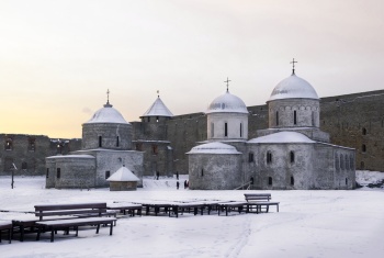 Ивангородская крепость и Никольская церковь в зимнем убранстве