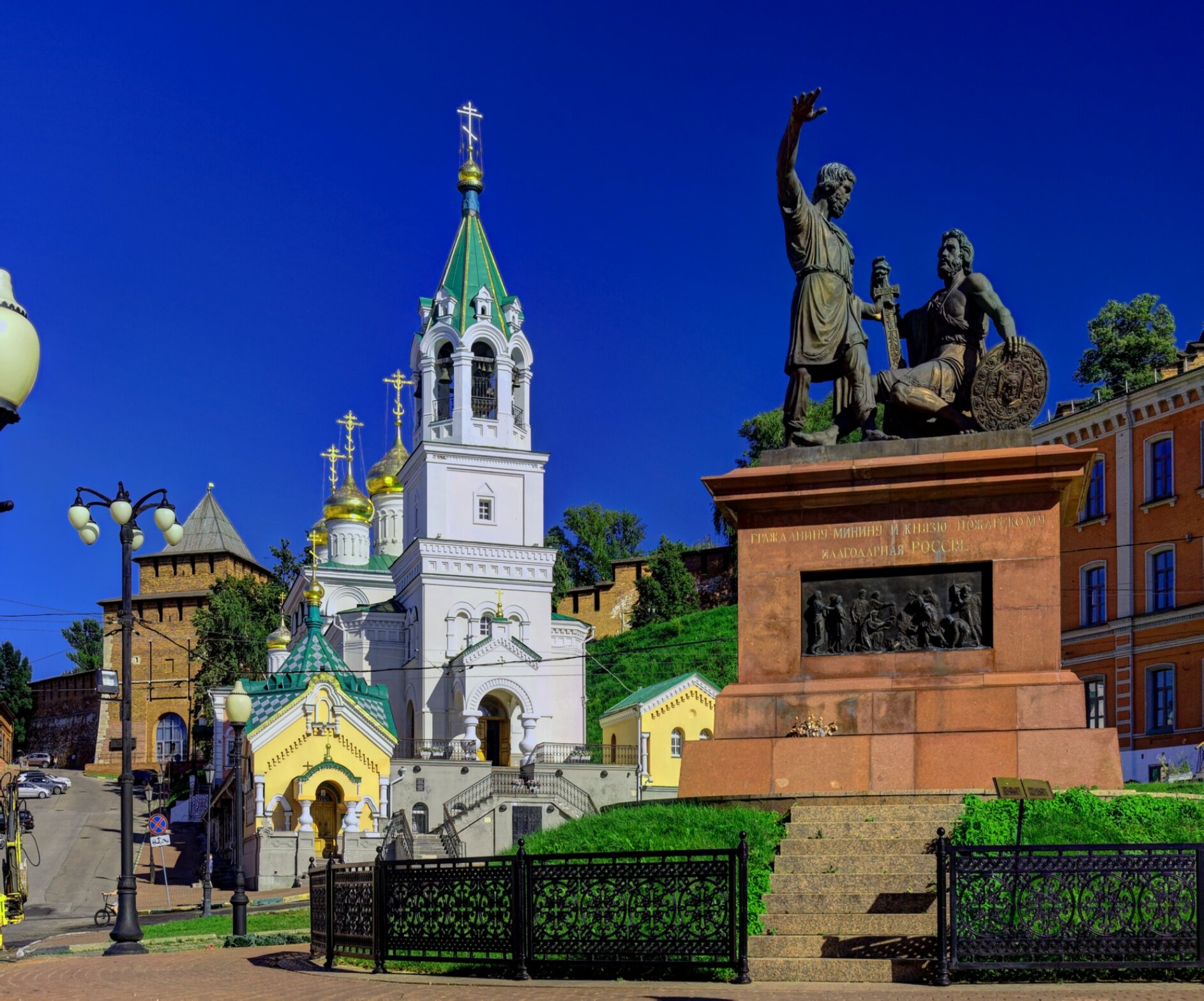 Памятник Минину и Пожарскому и Церковь Рождества Иоанна Предтечи в Нижнем Новгороде