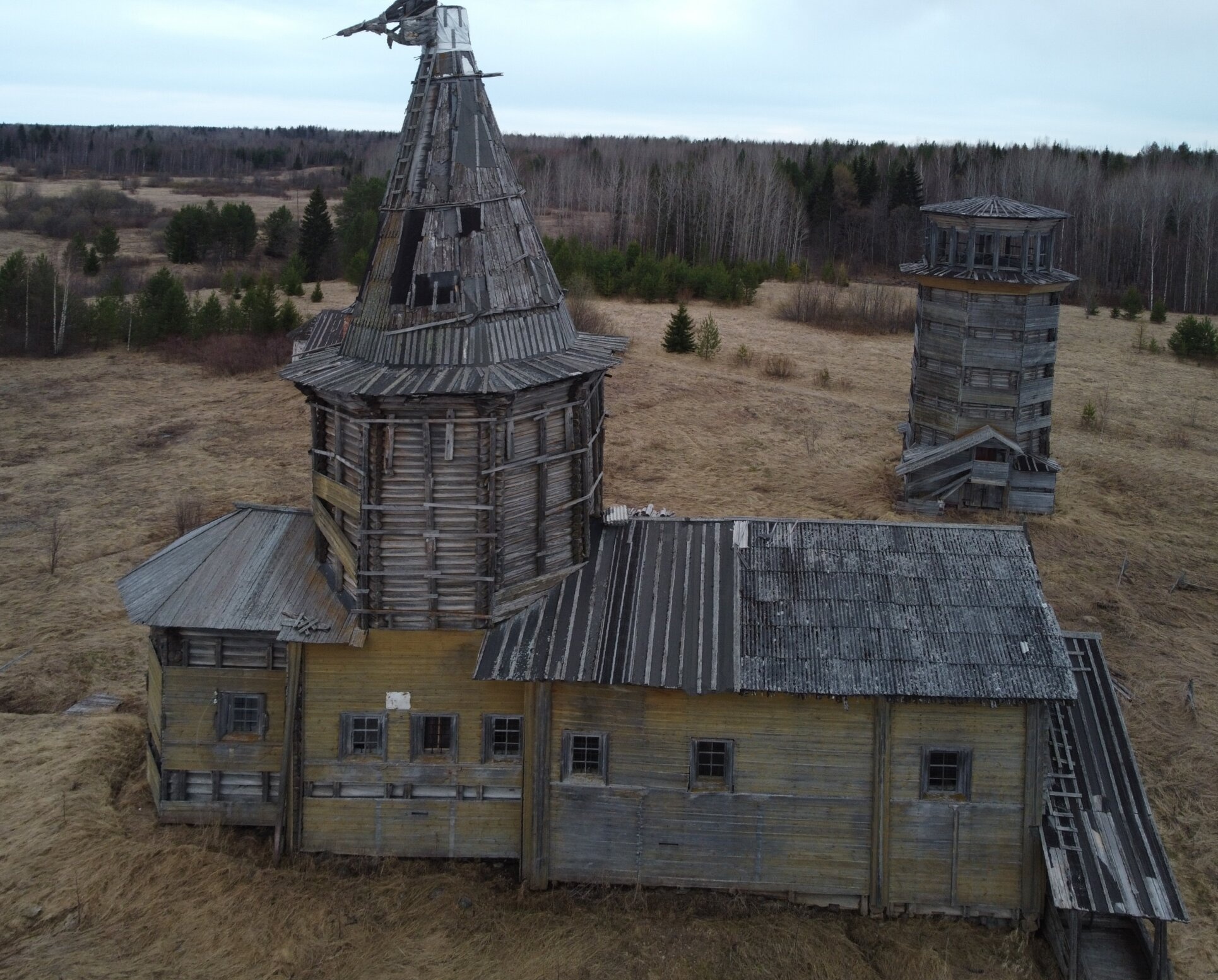 Покровская церковь в Усть-Ваеньге - памятник деревянной архитектуры