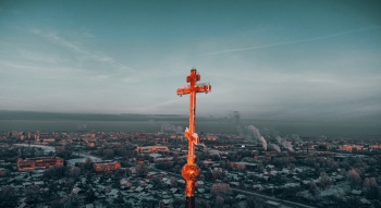 Крест на куполе церкви Петра и Павла в Ярославле