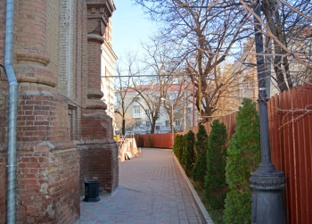 Территория Свято-Екатерининского кафедрального собора в Краснодаре