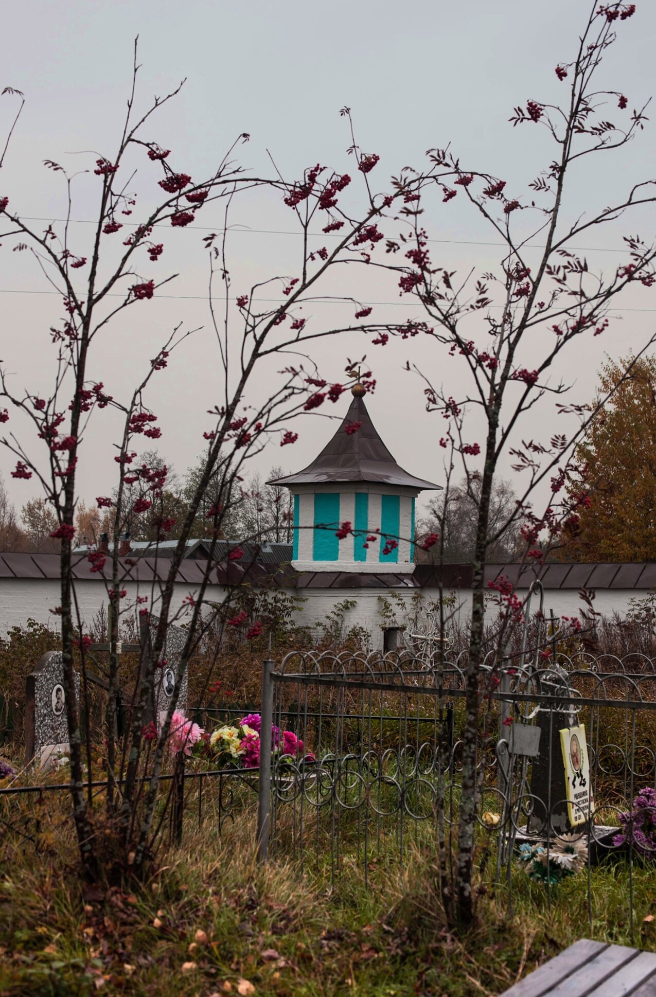 Храм Введения во храм Пресвятой Богородицы в селе Кравотьнь осенью