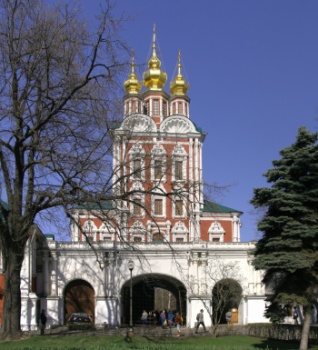 Преображенская церковь над северными воротами Новодевичьего монастыря