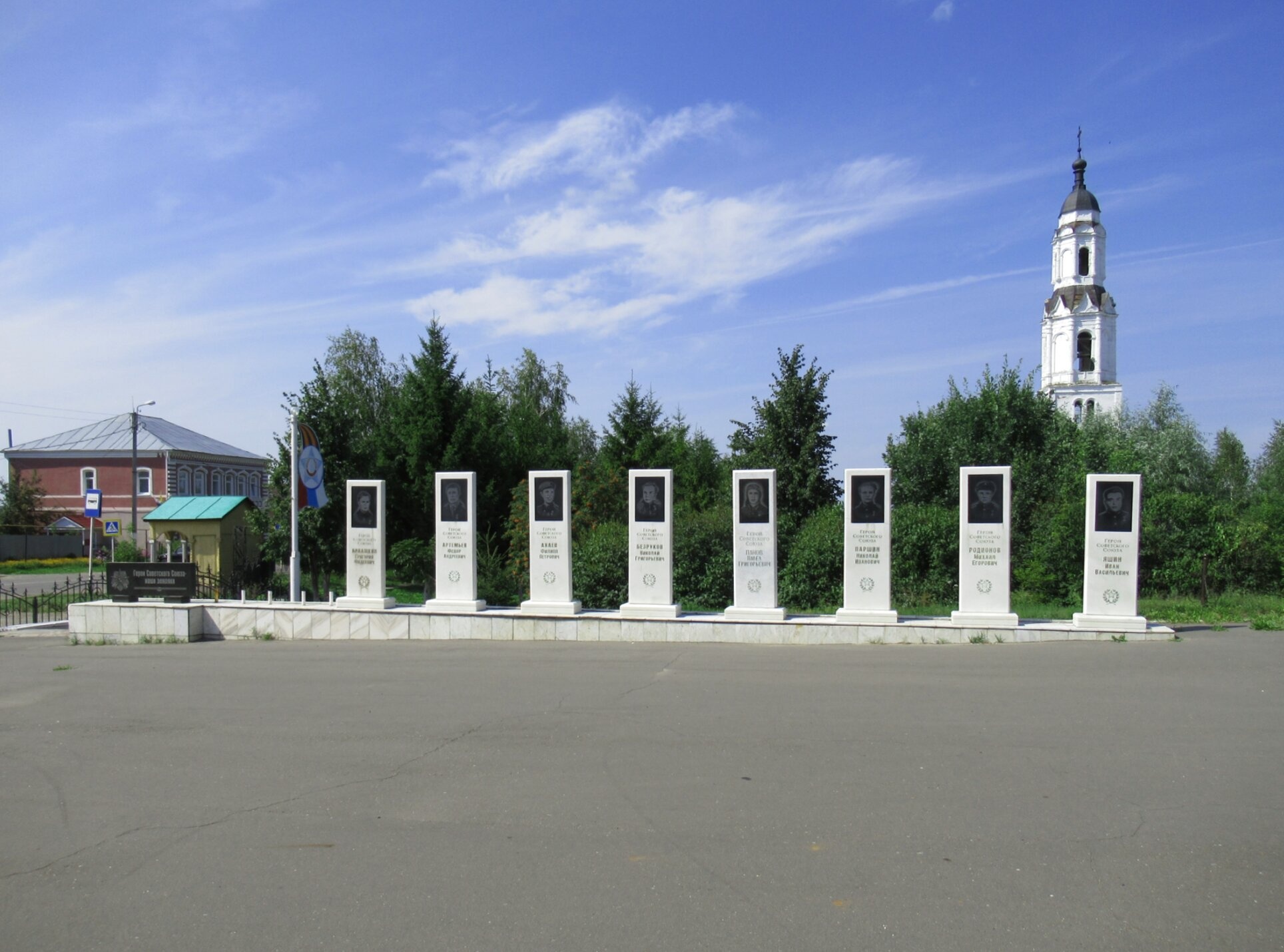 Колокольня Троицкого собора и мемориал воинской славы в селе Порецкое