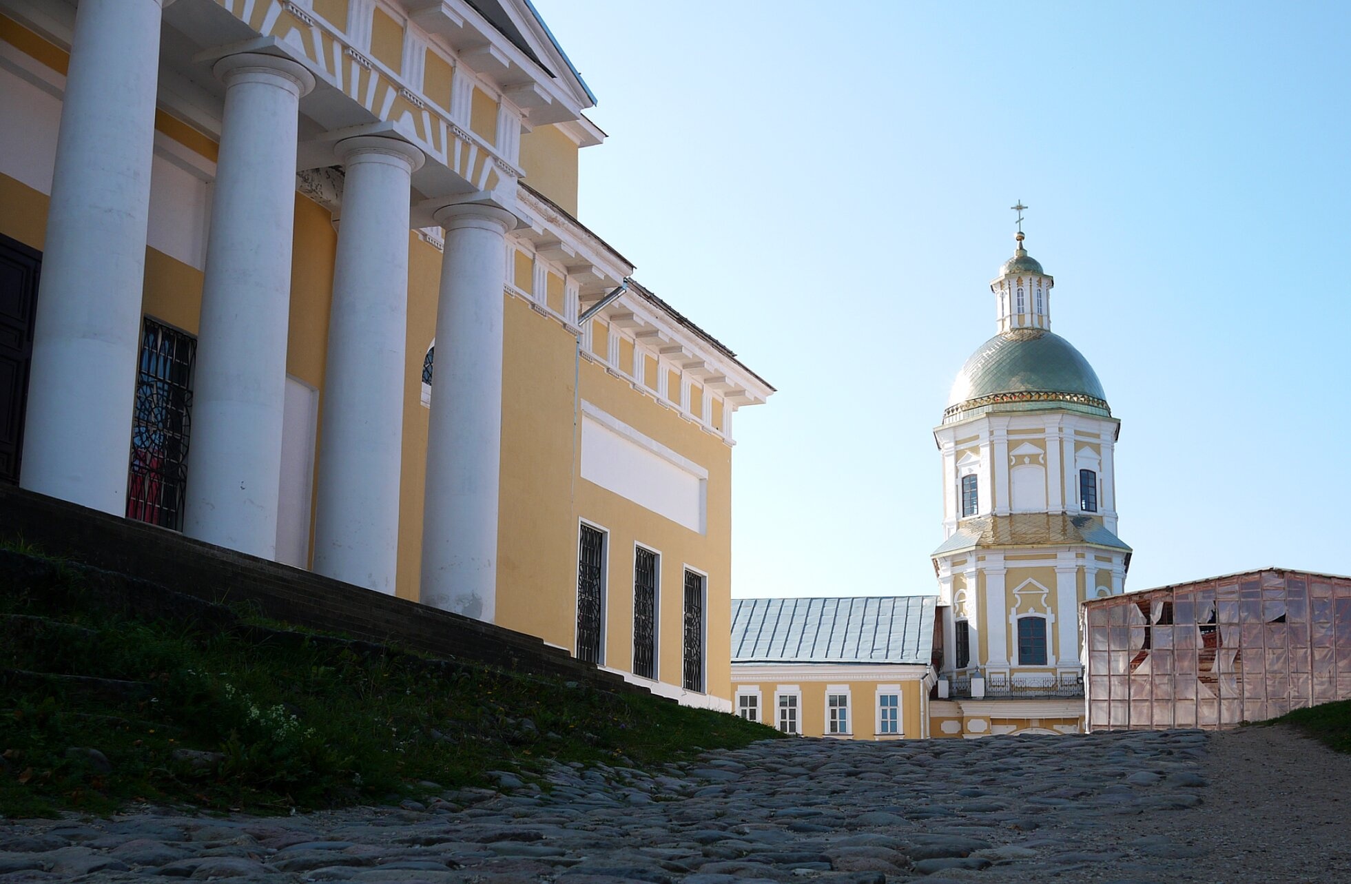Надвратный храм Петра и Павла в Нило-Столобенском монастыре