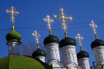 Купола и кресты Церкви Успения Пресвятой Богородицы в Путинках