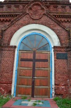 Вход в Церковь Успения Пресвятой Богородицы в Ловецких Борках