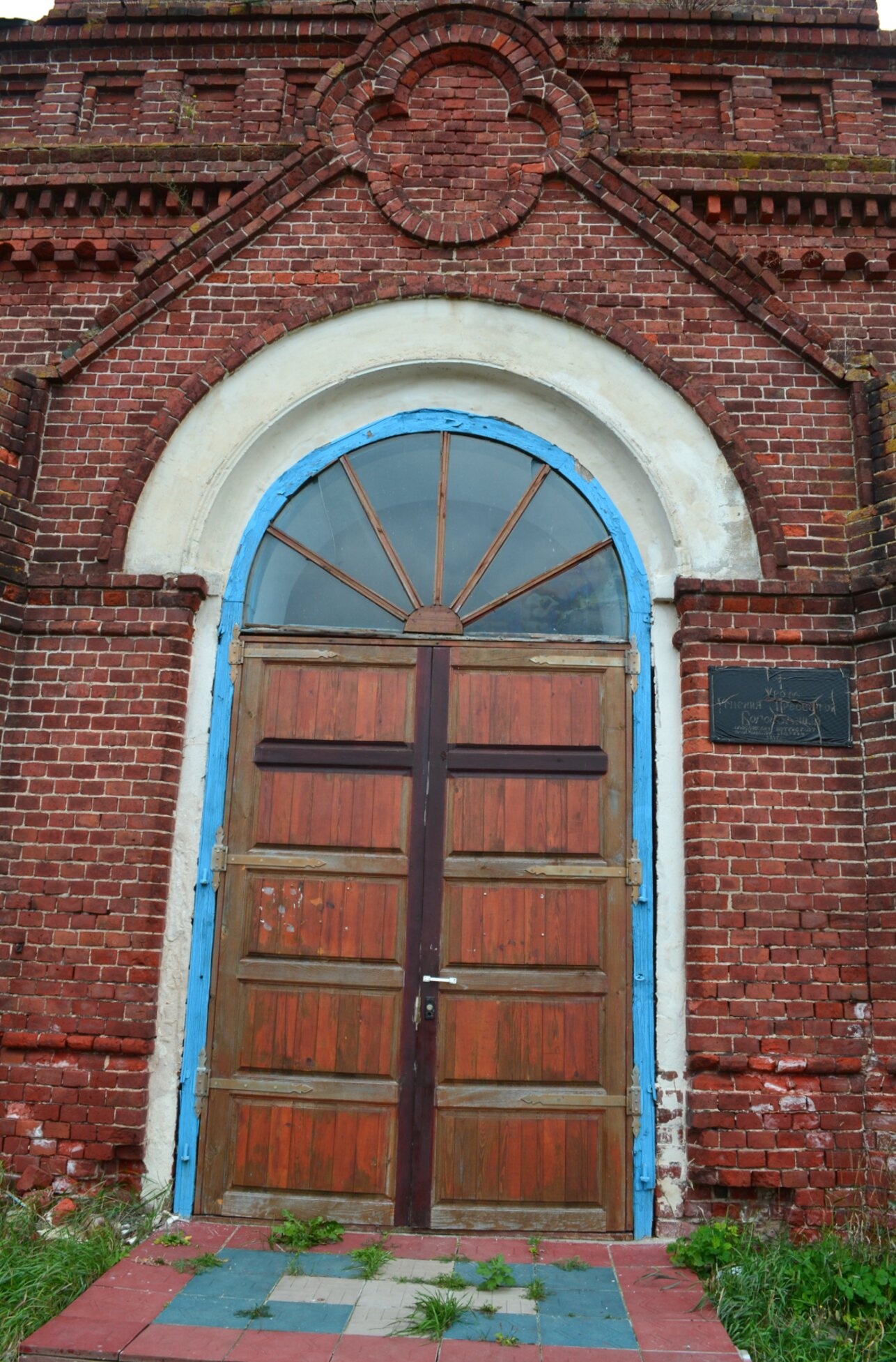 Вход в Церковь Успения Пресвятой Богородицы в Ловецких Борках