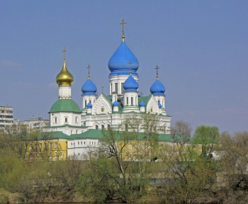 Николо-Перервинский монастырь: вид на святыню с берега Москвы-реки