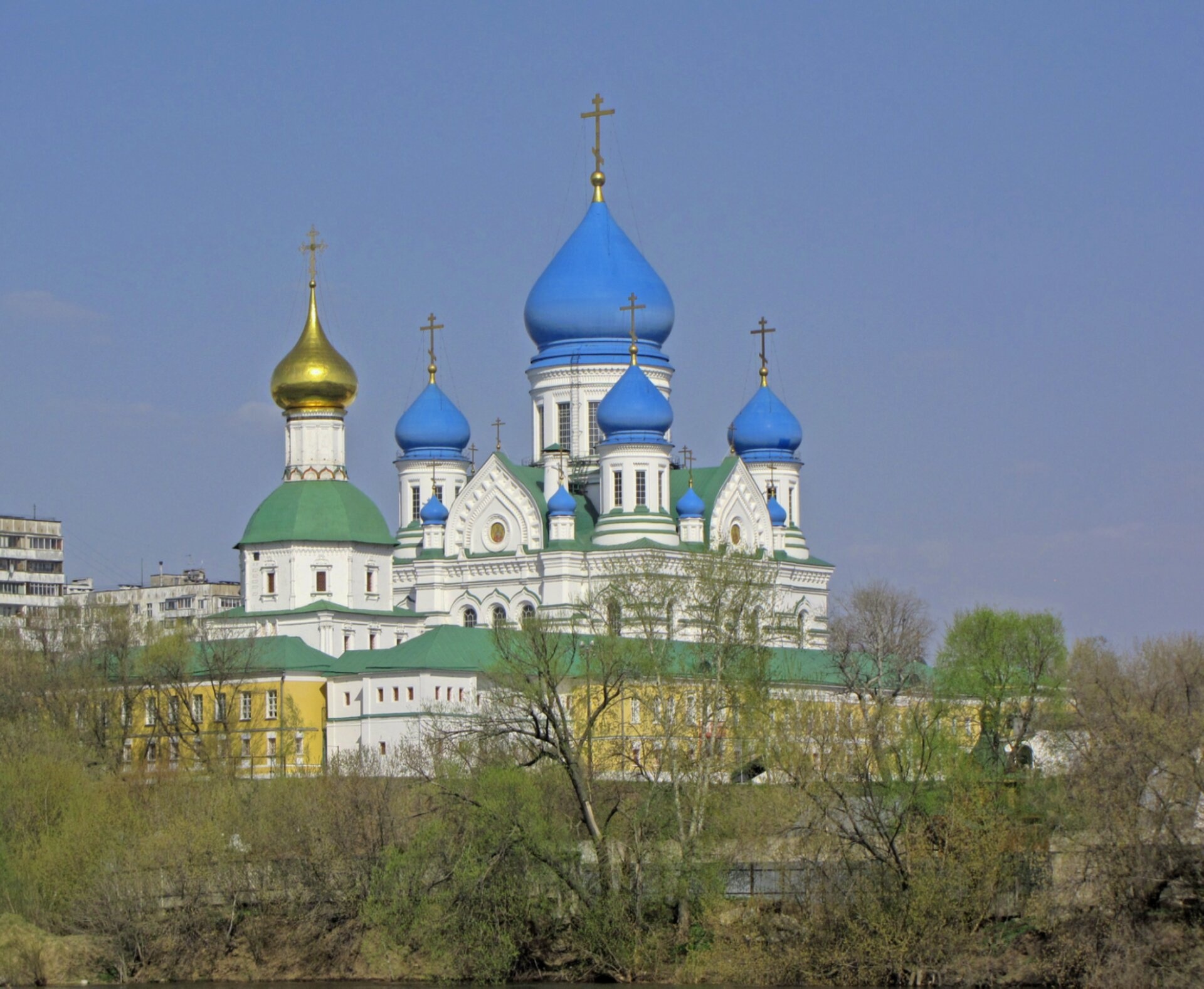 Николо-Перервинский монастырь: вид на святыню с берега Москвы-реки