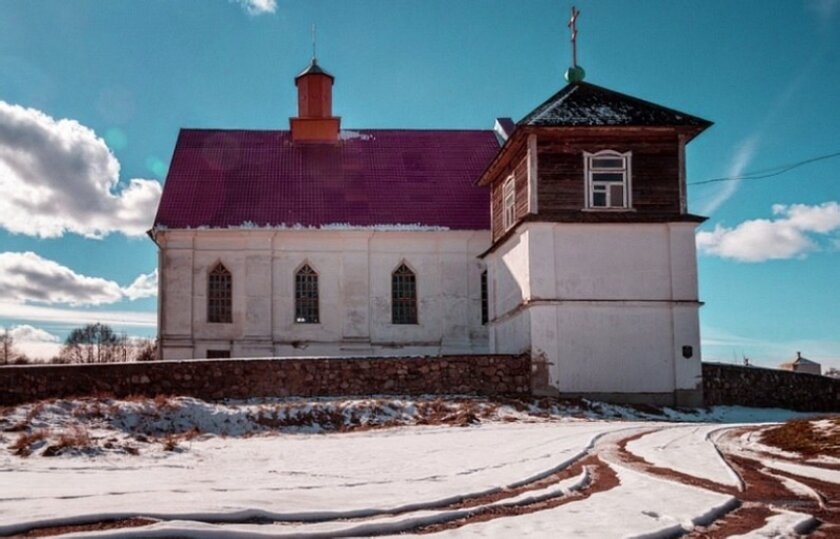 Бывшая плебания и церковь Успения Пресвятой Богородицы в деревне Плебань