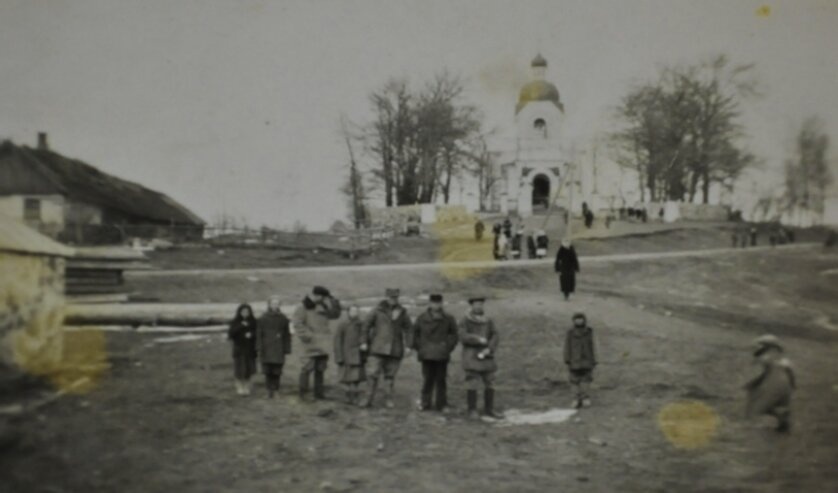 Чёрно-белая фотография Свято-Никольской церкви в Озернице 1944 года