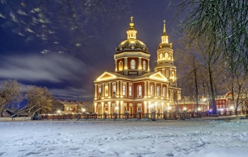Спасский собор в Кирове: величие в зимнюю ночь