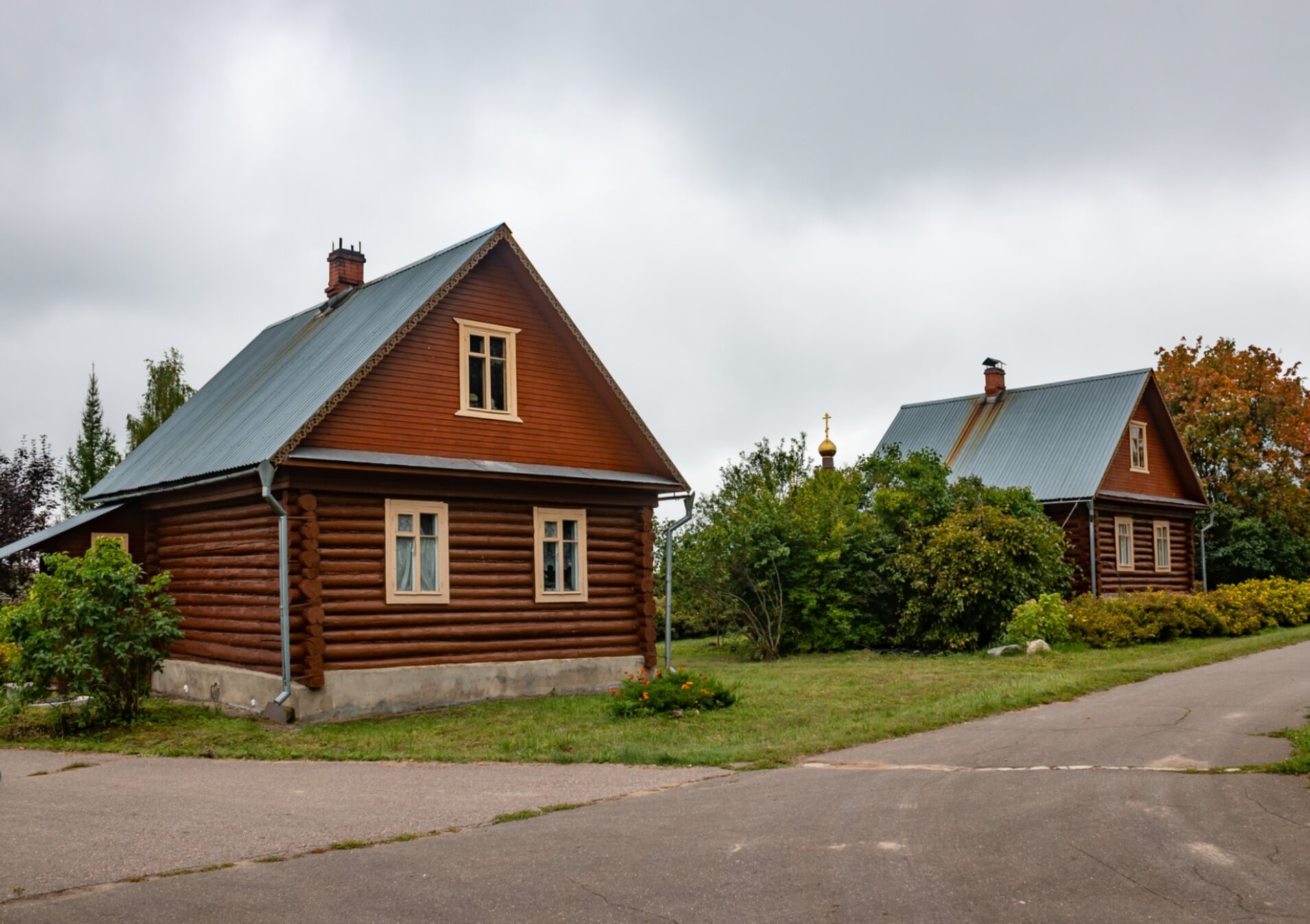 Деревянные дома Александро-Невского монастыря в Маклаково