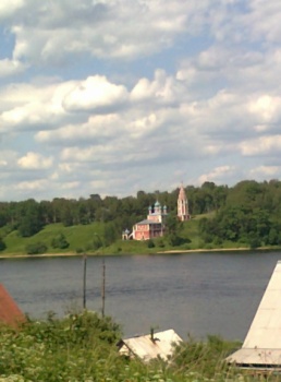 Казанская Преображенская церковь в Тутаеве на берегу Волги