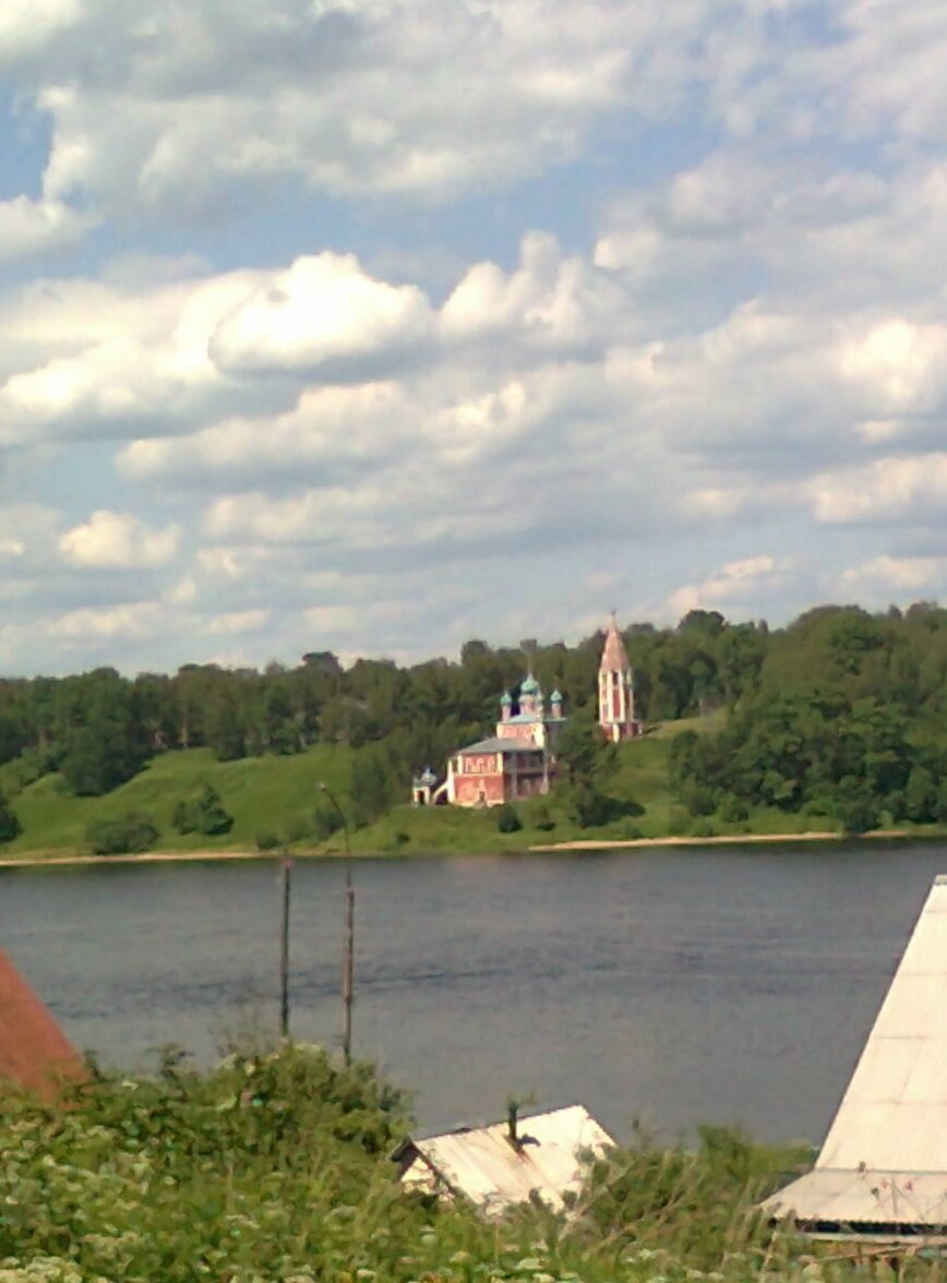 Казанская Преображенская церковь в Тутаеве на берегу Волги