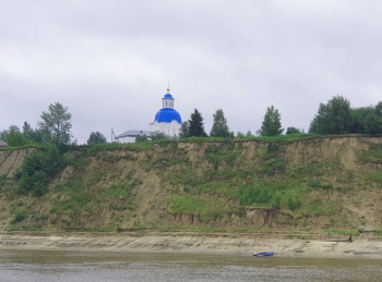 Успенская церковь в селе Демьянское на берегу реки