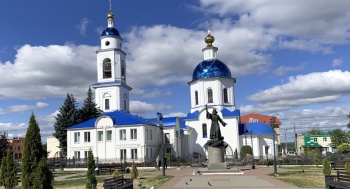 Казанский собор и памятник священнику Василию Васильковскому в Малоярославце