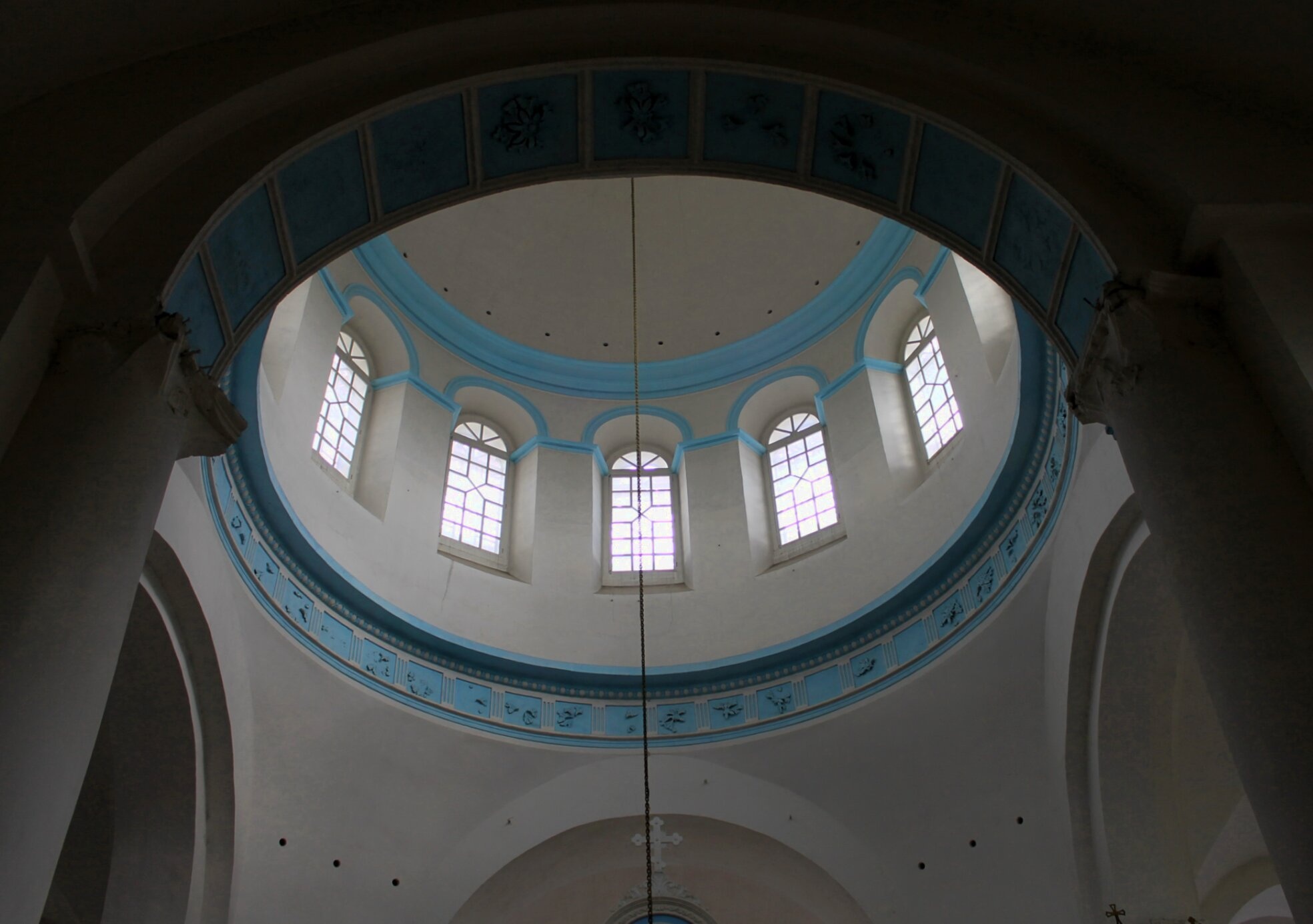 Интерьер и купол Успенского собора в Рыльске