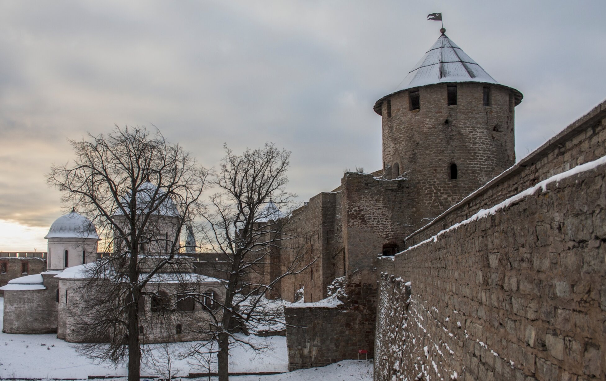 Успенская церковь в Ивангородской крепости - зимний пейзаж