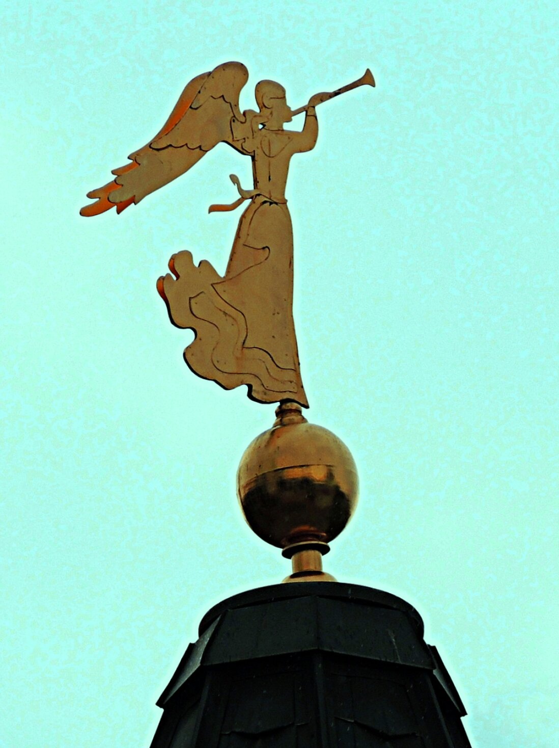 Золотой флюгер в виде ангела на соборе Архангела Михаила в Сочи