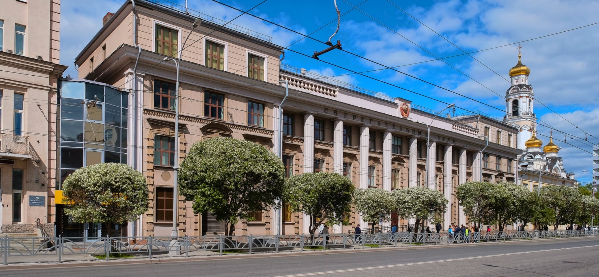 Архитектурный ансамбль: здание УрФУ и Храм Большой Златоуст в Екатеринбурге