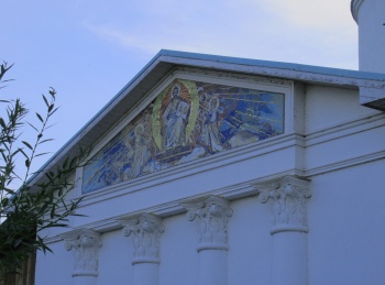 Мозаичное панно Никольской церкви в Лукьяново: духовный символ в камне и стекле