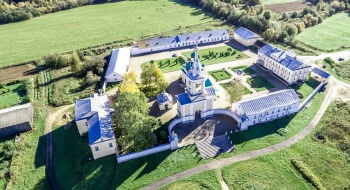 Введено-Оятский женский монастырь на берегу реки Оять