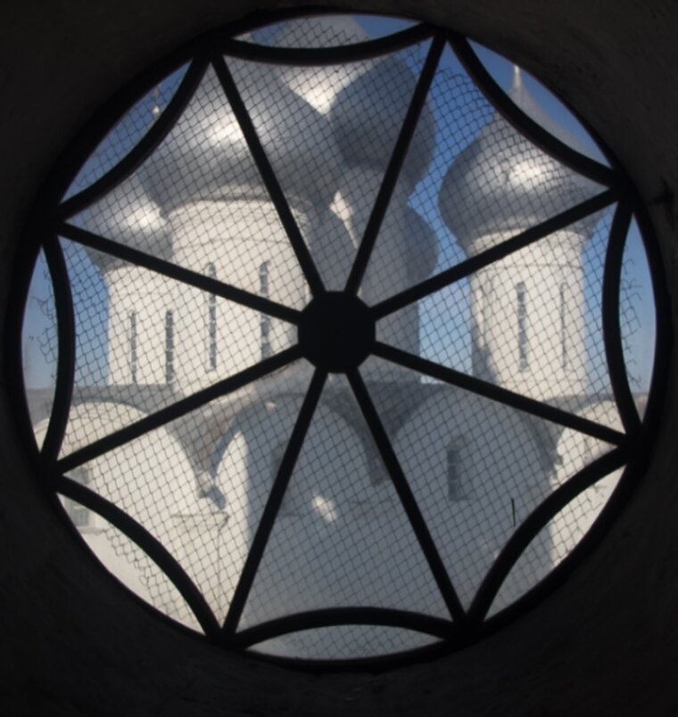 Вид на Софийский собор через окно колокольни