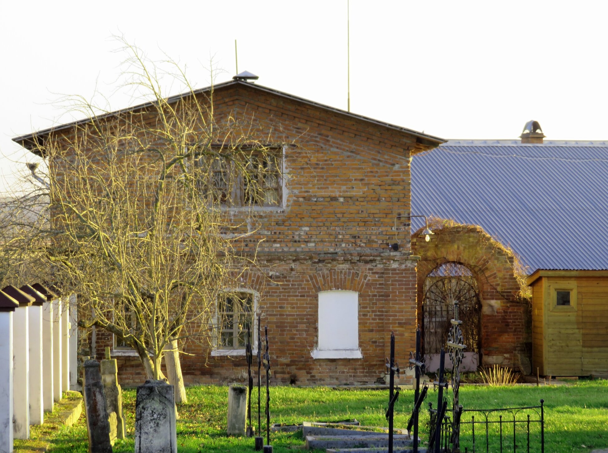 Церковная сторожка у храма Бориса и Глеба в селе Дракино