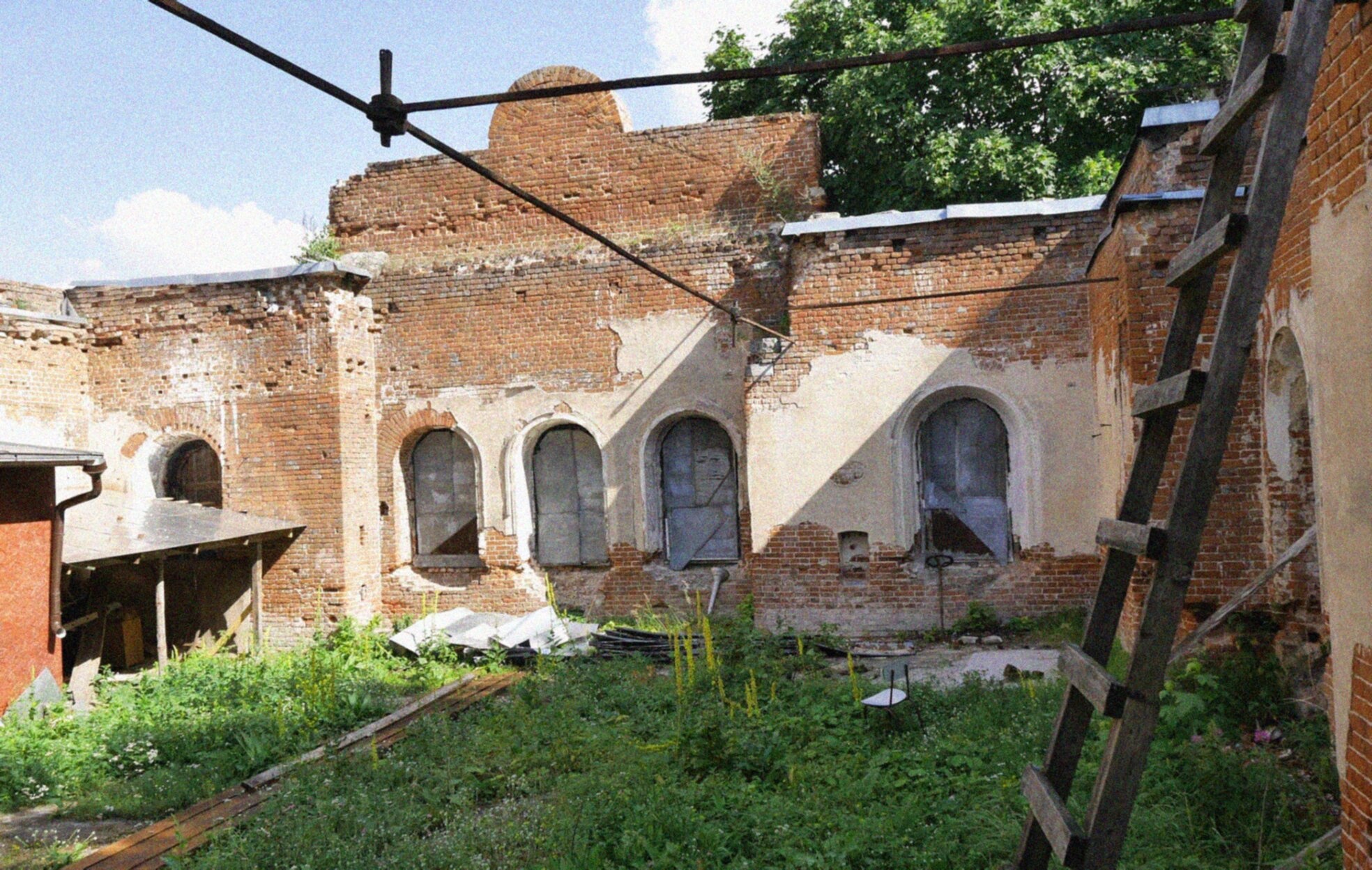 Руины Церкви Рождества Пресвятой Богородицы в селе Вихорна