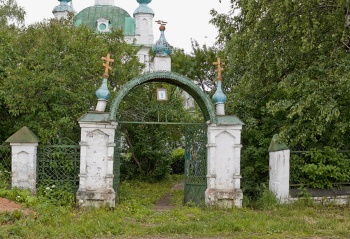 Вход на территорию Вознесенской церкви в селе Красное