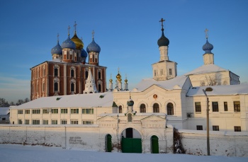 Рязанский кремль в зимнем убранстве: архитектурный ансамбль Успенского собора и Спасского монастыря
