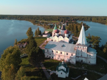 Надвратная колокольня с церковью Святого Духа Антониево-Сийского монастыря