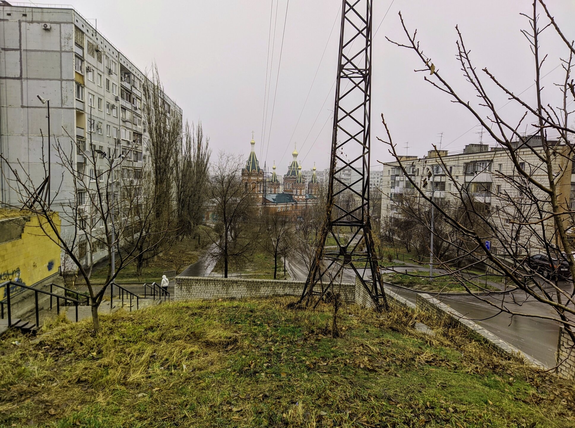 Казанский собор в Волгограде: вид с улицы Новозаводской