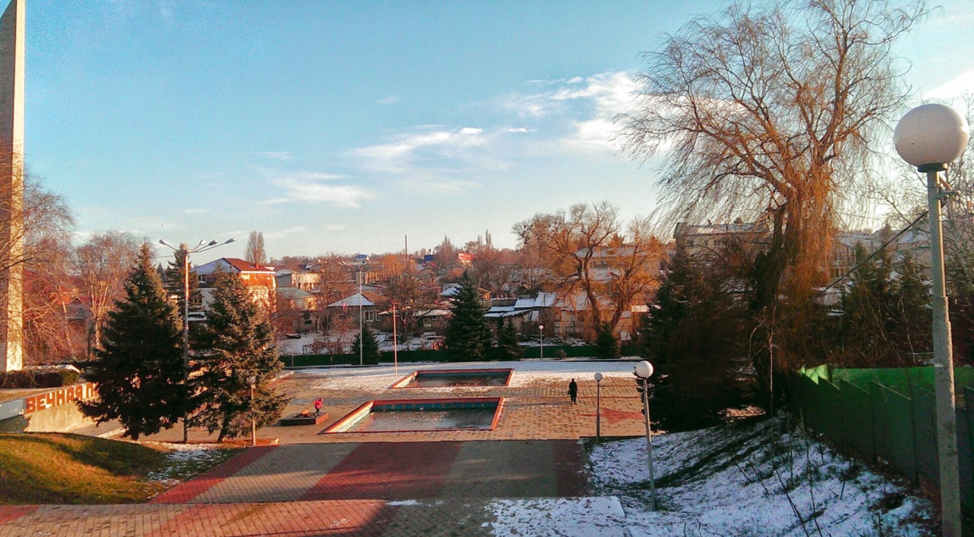 Зимний вид на площадь и памятник в Михайловске