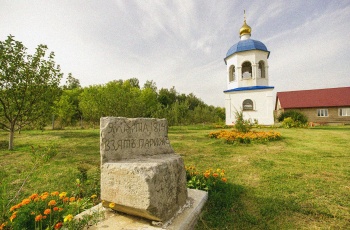 Церковь Обновления Храма Воскресения Христова в селе Ретяжи и памятник в честь взятия Парижа