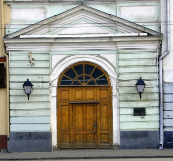 Вход в храм Усекновения Главы Иоанна Предтечи в Казенной Слободе