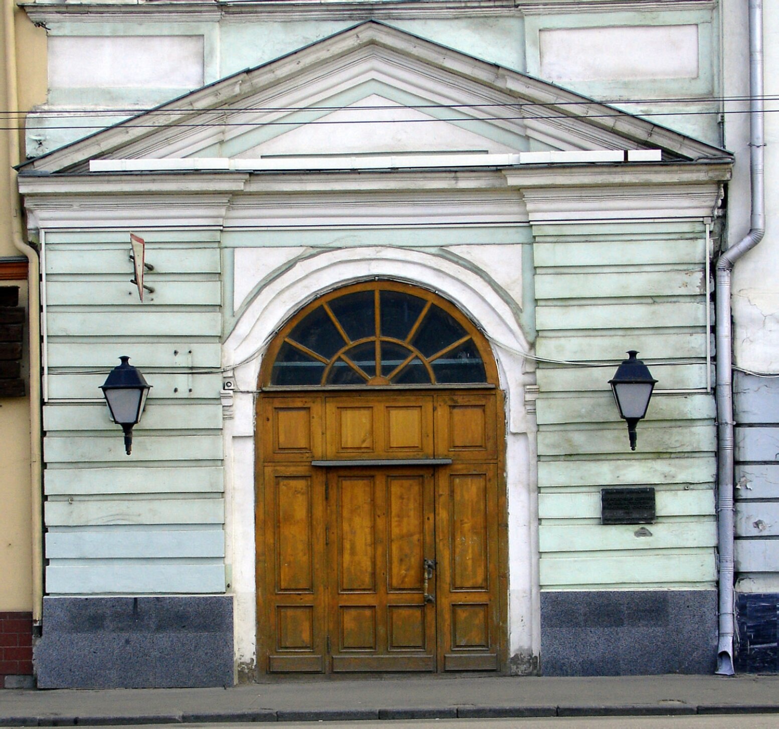 Вход в храм Усекновения Главы Иоанна Предтечи в Казенной Слободе